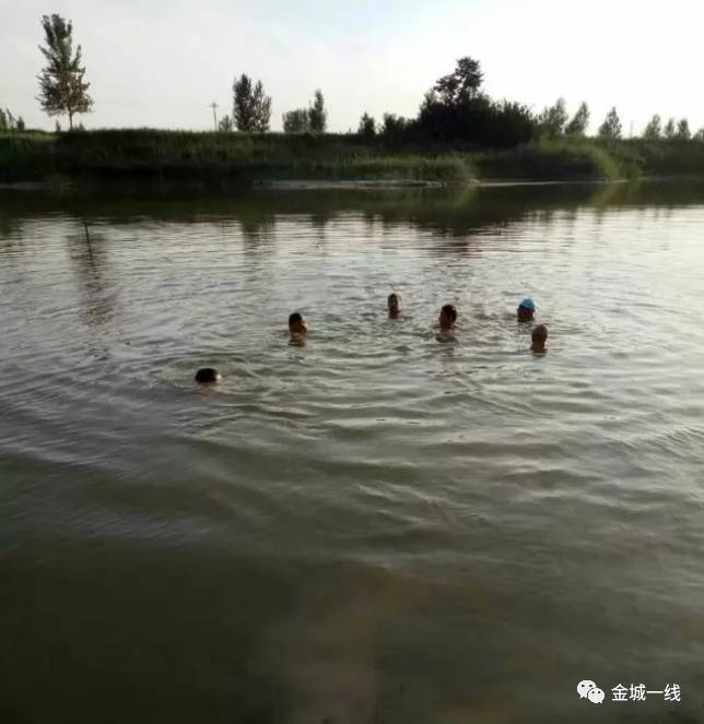 杞县平城乡郭君村某深水坑,一个12岁的男孩溺水身亡图片