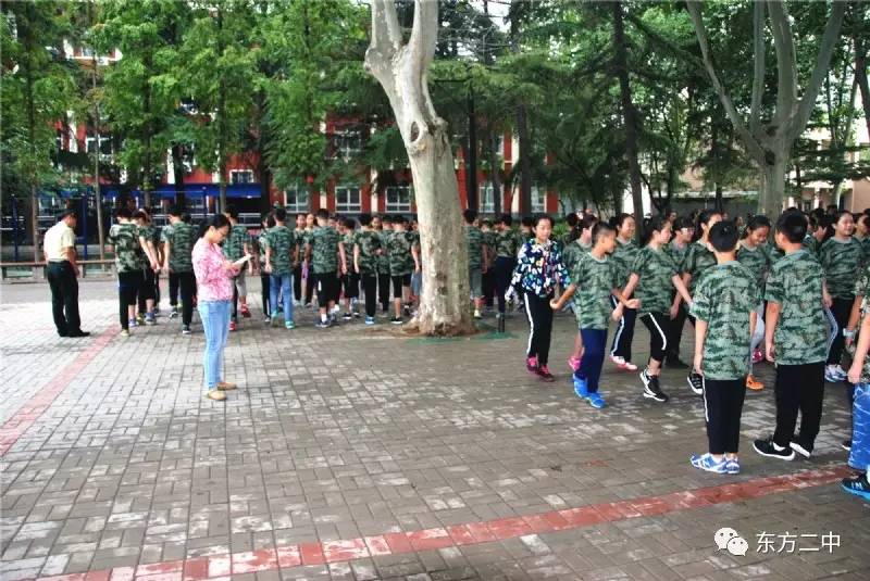 迷彩飞扬雨中成长洛阳市东方第二中学初一新生军训掠影之一