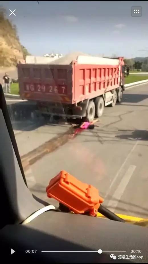 图片慎点!白涛一摩托车女被大货车当场压成肉饼!