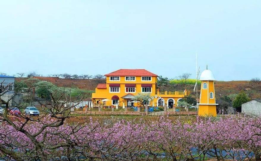 花隅的风车园艺咖啡馆,位于姚渡镇龙门桃花沟风景区.