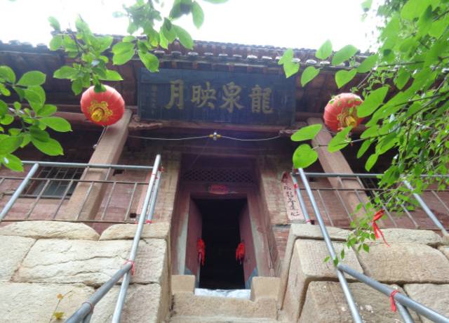 陵川县崇文镇岭常村地处县城西,与城西社区接壤,为城乡结合部地带.