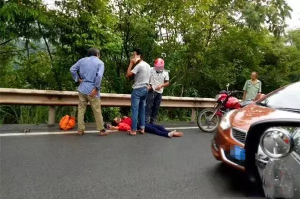 巴中发生一起交通事故 女子受伤躺在公路边上