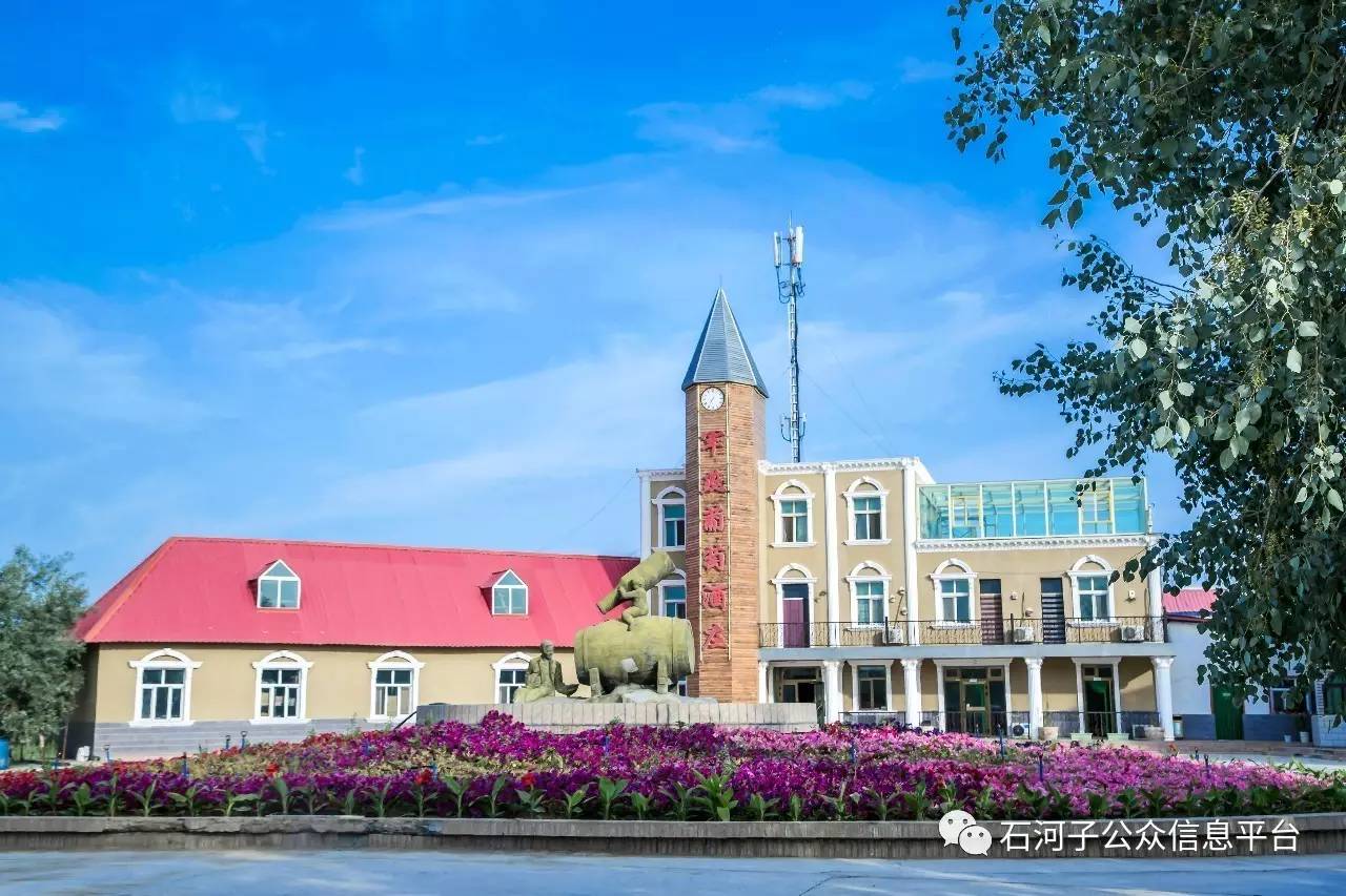 军燕葡萄酒庄军燕别墅区军燕餐饮区军燕动物园军燕游玩项目▼两个人在