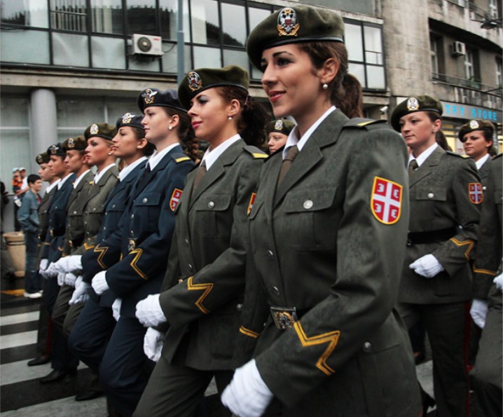 塞尔维亚就是南斯拉夫解体后独立的国家,这里上一组塞尔维亚女兵阅兵