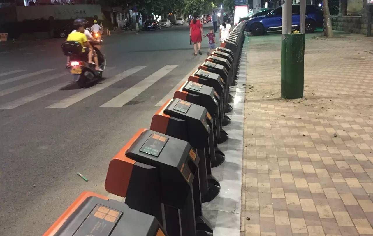 就会发现街道两边好几个地方被安装了一排排整齐的公共自行车停车桩