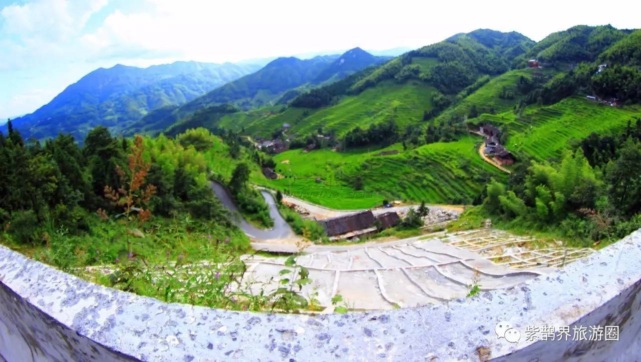 中的马路旅游中的小汽车龙普梯田一角龙普梯田一角360度的马路月牙山