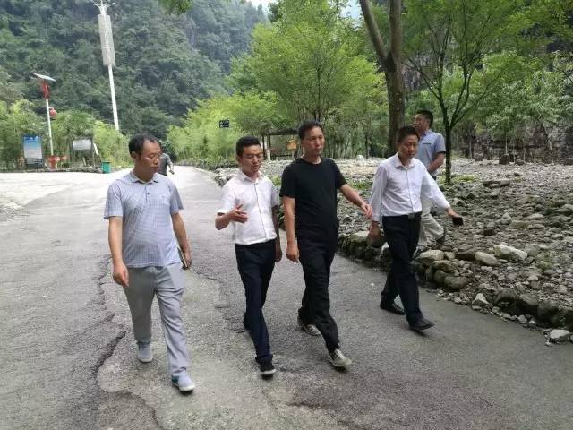 8月27日,绥阳县人民政府副县长何德茂带领县旅游局,县安监局负责人到