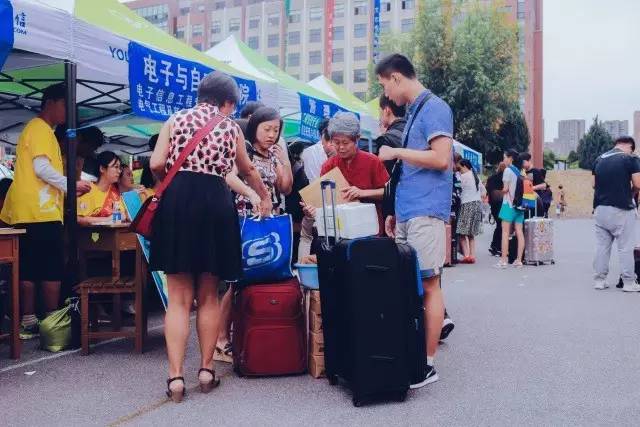 迎来开学季,新生们已经陆续到校报到,家长肩扛行李送新生上学的场景成