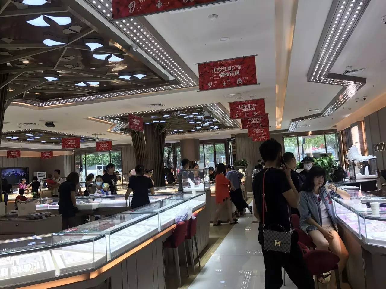 零点济南世纪缘门店均营业至零点济南世纪缘门店均营业至零点越夜越