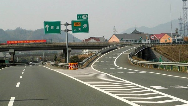 8,注意高速分岔路口和出口距离