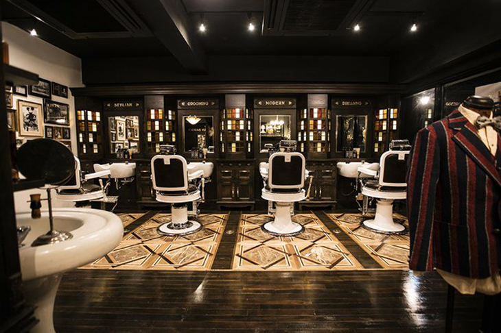 东京的中心区域,从海外传来的以古典风格为主题的男士理发店正在逐渐
