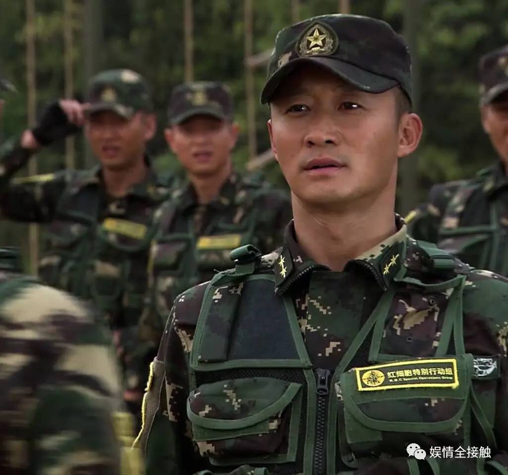 为了能演绎好军人的角色 他曾两年在特种部队服役 第一次对吴京有深刻