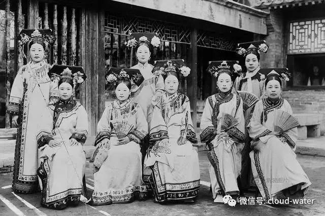 清朝时满族女性穿着旗装——头梳旗髻,着旗装,脚穿高底旗鞋
