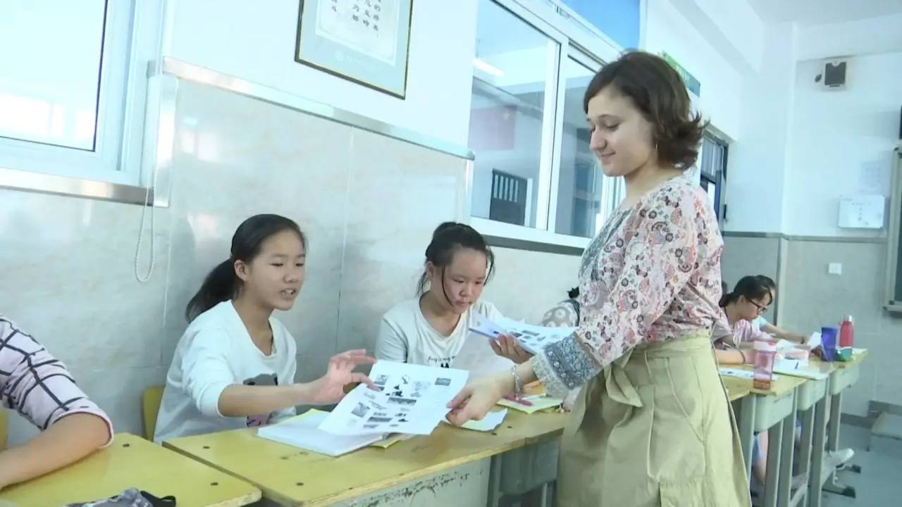 照片中,纷发到学生们手里的这些资料都是周景懿自己亲手制作的(哇~好