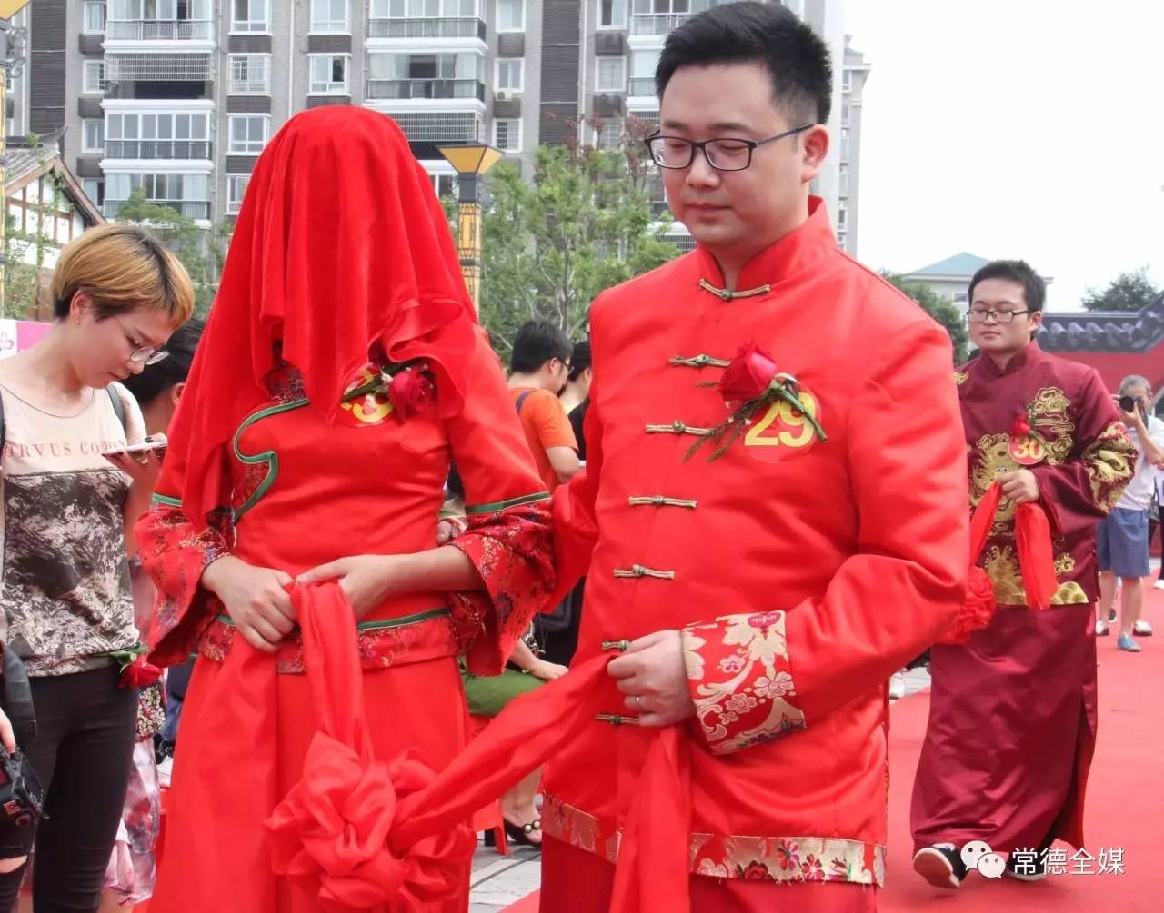 整个婚礼都充满浓郁的中国传统韵味~举办方还特地邀请金婚老人杨金