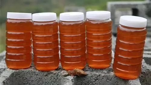 用塑料包装容器装蜂蜜的话,蜂蜜会与塑料产生化学反应而有毒副作用
