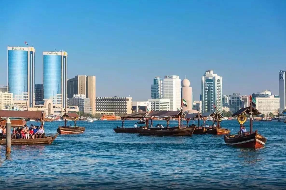 dubai creek乘坐阿拉伯特色 水上taxi,欣赏迪拜金色海湾美丽风景.