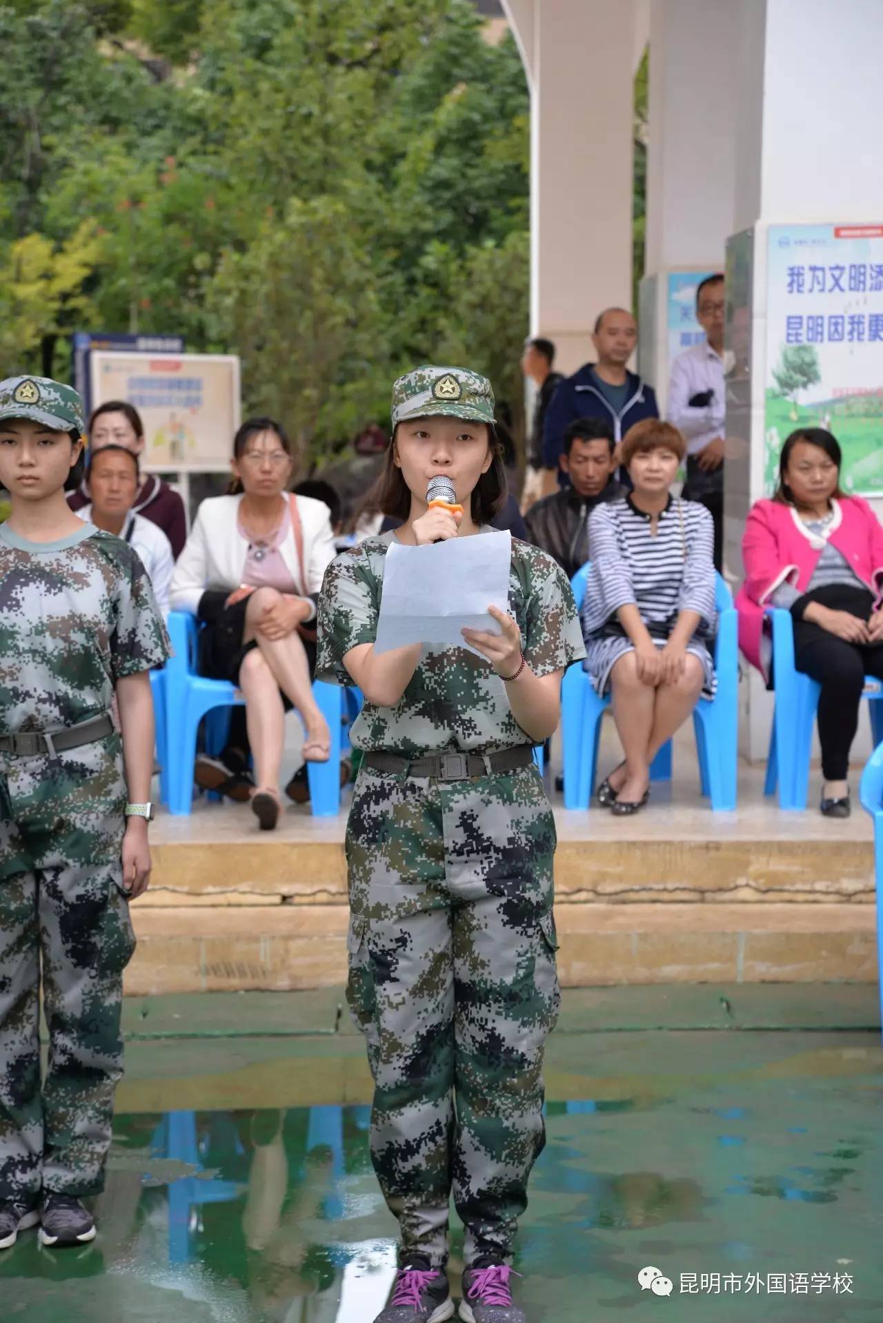 武警边防学校杨洪钟上校在讲话表演结束后,武警边防学校杨洪钟上校在