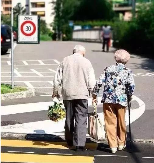 最浪漫的事,就是和相爱的人一起慢慢变老.