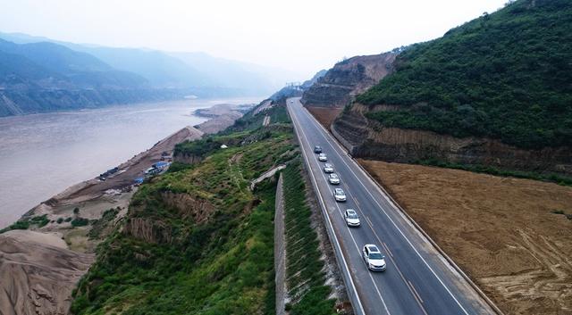 省委书记娄勤俭曾说,沿黄公路建设等工程是新常态下打基础,利长远的