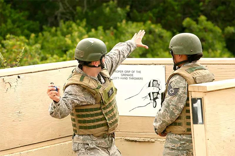 训练的美军新兵,其掩体前部的挡板上绘有手握手榴弹的正确姿势及握法