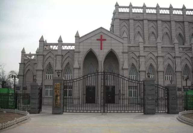 塘沽堂旧堂区位于滨海新区塘沽广州道1号,新堂位于天津市滨海新区塘沽