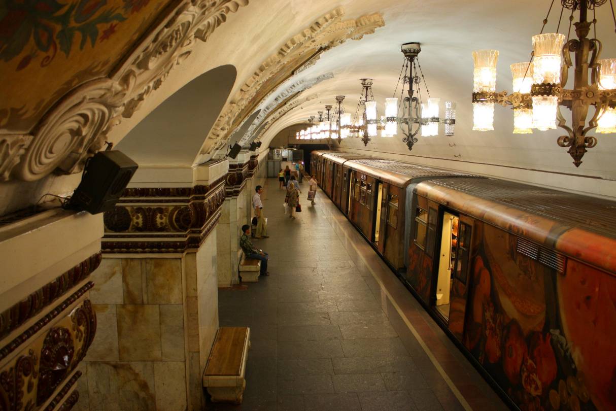 提到莫斯科地铁,"奢华的地下宫殿","世界上最美的地铁"这些赞美之词就