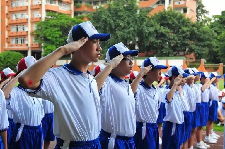 电光蓝色 大白色=培正校服广州市培正中学(冷静,请往下看图)应该都