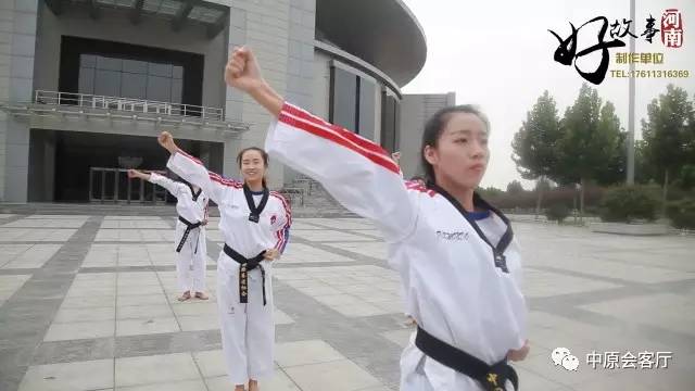 跆拳道宣传片-看大学女生踢腿姿势耐优美