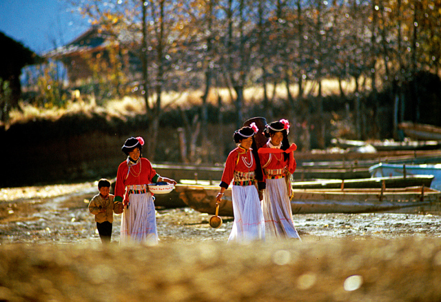 居住在泸沽湖湖岸的摩梭人,经常去泸沽湖取水.