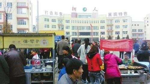 2017年在学校门口,适合开什么小吃店?