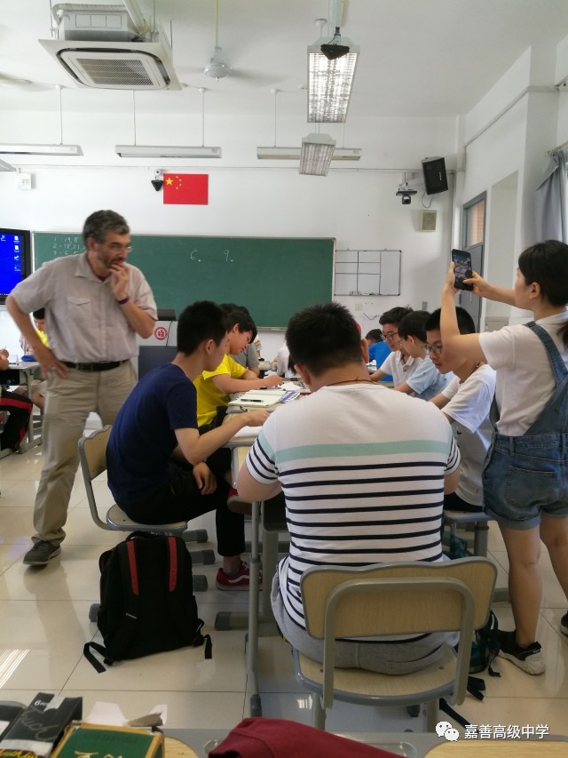 沈潘浩同学说:"令我印象最深的是那次斯坦福大学教授给我们上的"数学