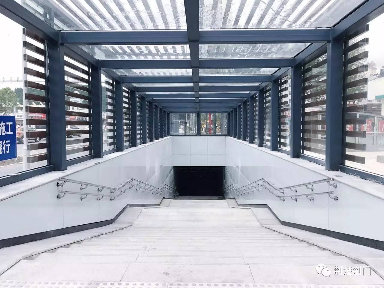 现场实拍!荆门最大的地下人行通道竟然如此高大上,29日正式开放通行!