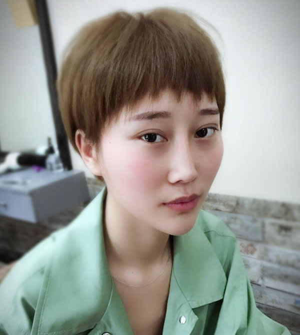 稀薄的空气刘海搭配露耳短发设计,可爱清爽的女生短发发型,不仅好打理