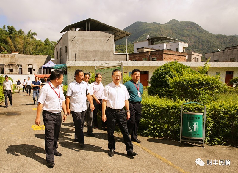 日前,县委书记曾永祥率队到建桥镇,丰良镇,潘田镇督导调研新农村建设