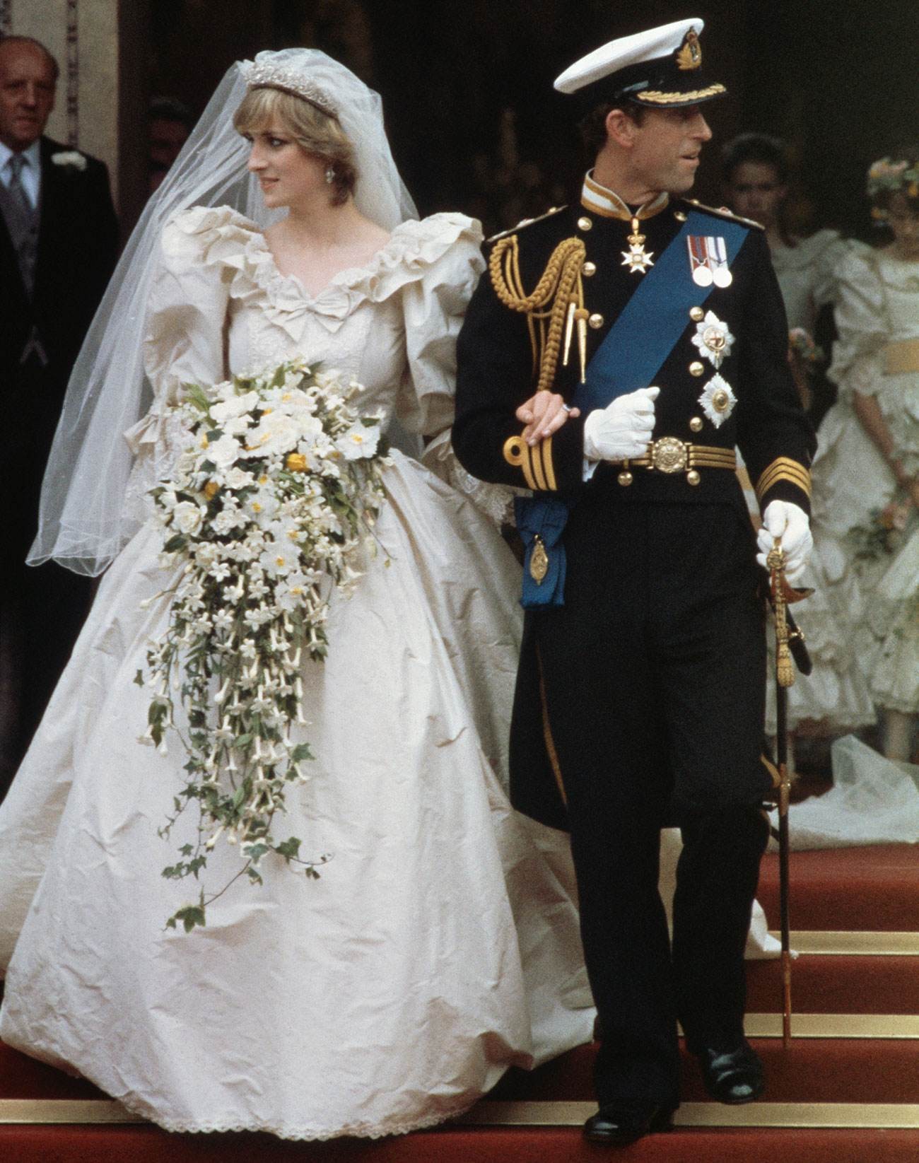 被誉为世纪婚礼中的戴安娜王妃,一头短发也将婚纱演绎得别有风味