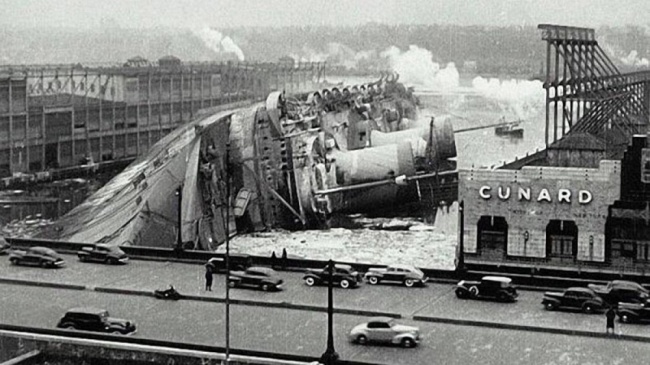1942年2月9日,ss 诺曼底号邮轮撞毁在纽约码头,直接侧翻.
