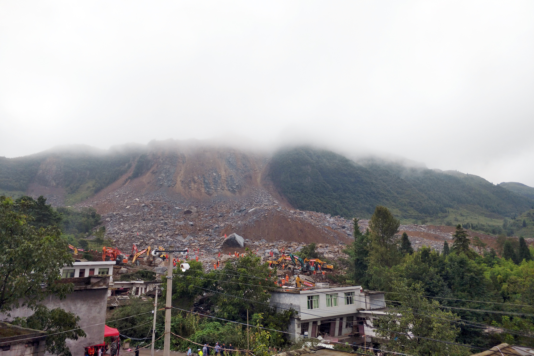 富德生命人寿贵州分公司启动应急预案应对毕节纳雍山体滑坡灾害事故图片