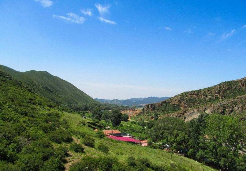 沿途饱览阴山主脉—大青山;路过革命老根据地—武川县;抵草原后