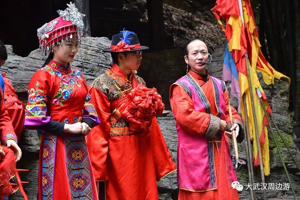 有背誉为"三峡活化石"的峡江号子,还有最具峡江特色的民俗风情的土家