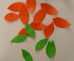 5,将彩纸剪成花瓣和叶子
