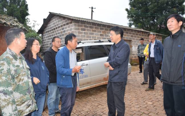 会麦车旧村小组,应书记一行深入到已脱贫户周家祥,新纳入贫困户周顺林