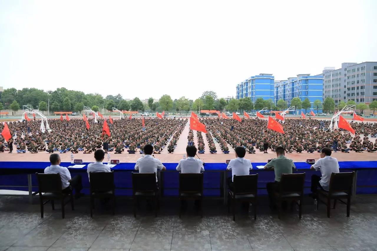 祁阳县职业中专新生经过为期5天的军训后,于8月30日上午在学校田径场