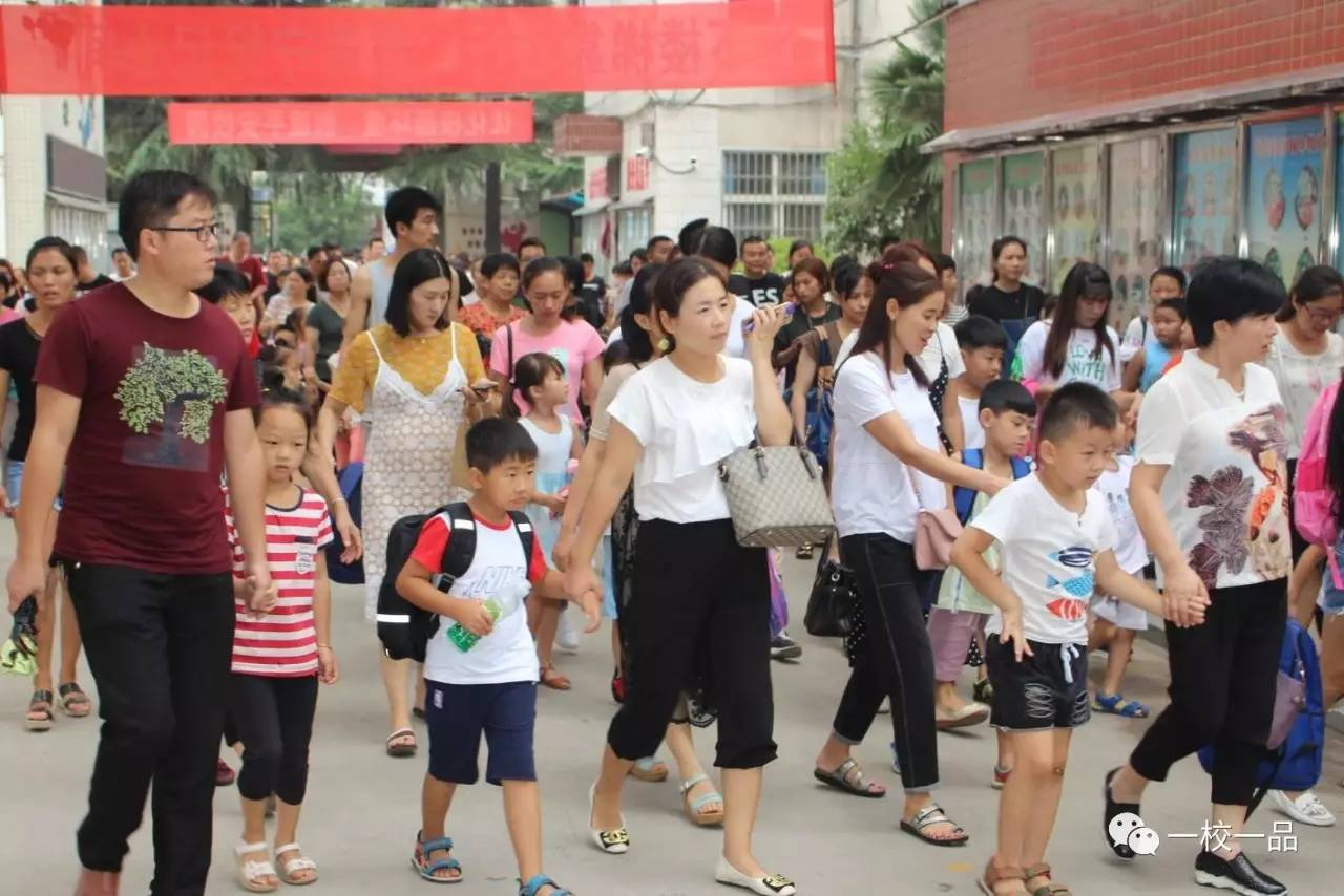 看到这个入学场景让我想到一句话"家长挤破头想让孩子上的学校"