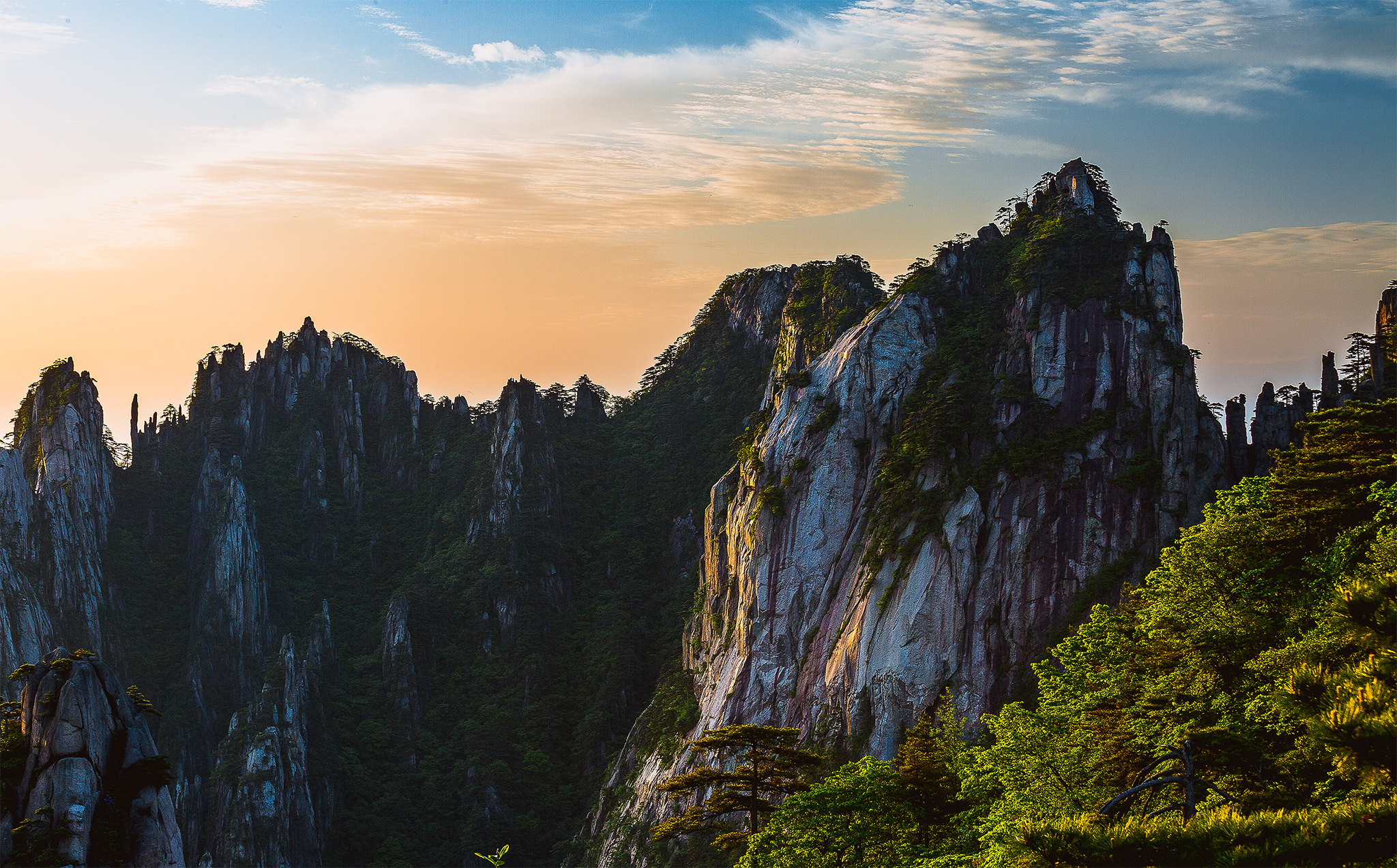 Sunrise in Huangshan yellow mountains, Anhui Province, China | Windows 10 Spotlight Images