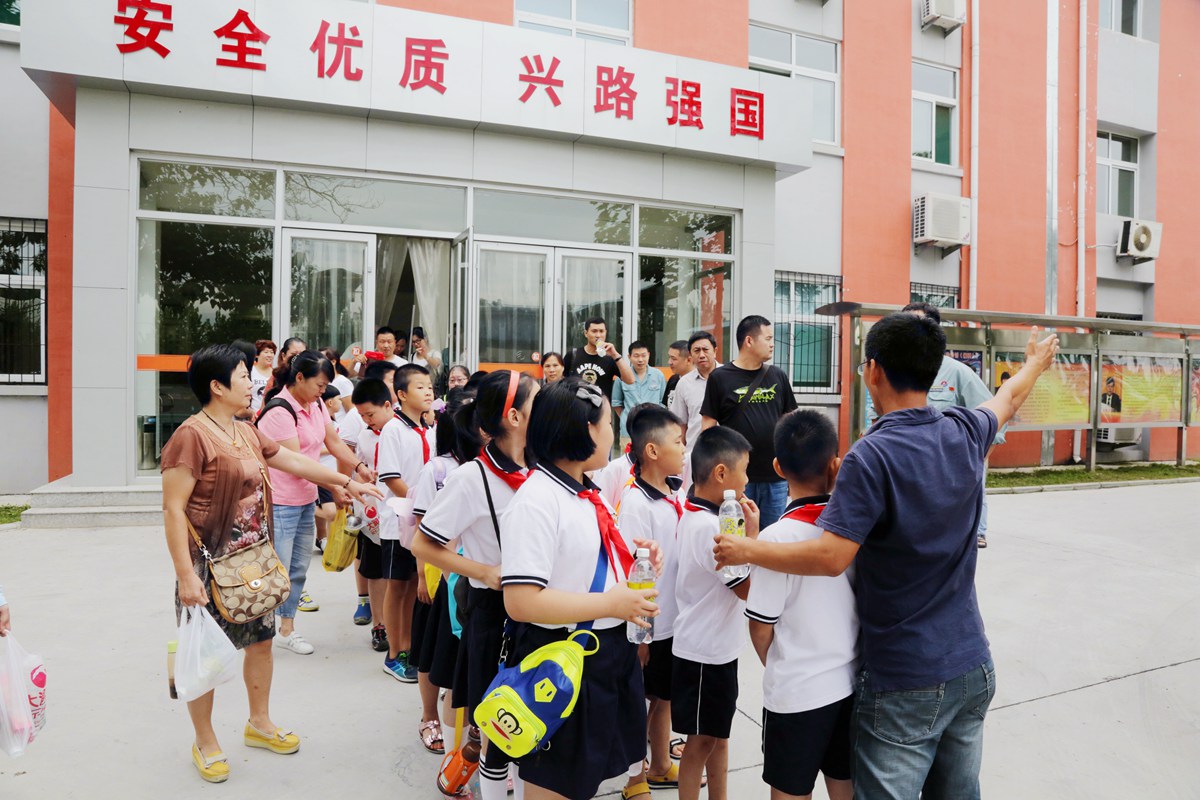 济南市纬十路小学参观铁路焊轨基地