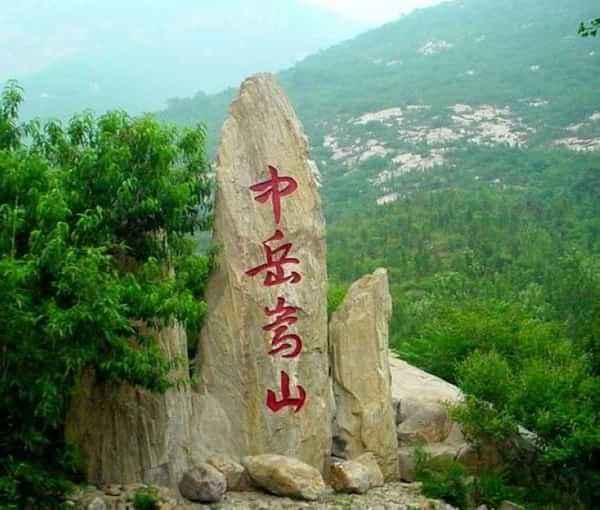 嵩山,可以去少林寺,嵩阳书院,中岳庙等景点游玩.