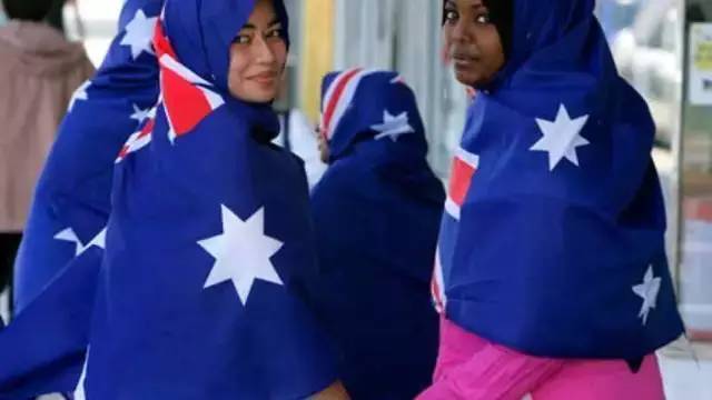 澳洲一位不带头巾的女穆斯林发飙了:请尊重老