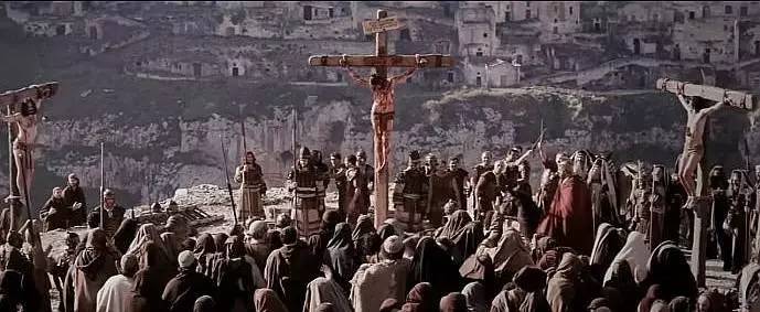而彼拉多认为耶稣煽动人们起来造反,便把他钉死在十字架上.