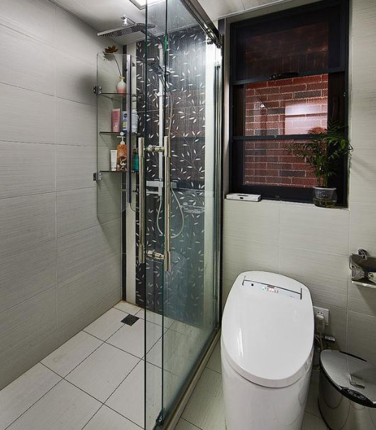 拥有独立淋浴区的卫生间,利用玻璃推拉门进行分隔,简单实用.
